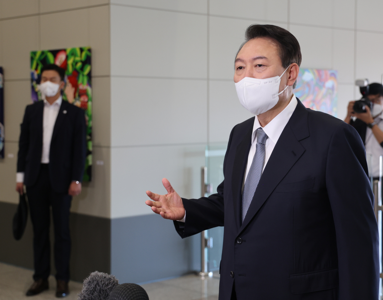 윤석열 대통령이 8일 오전 서울 용산 대통령실 청사로 출근, 기자들과 질의응답을 하고 있다. [연합]
