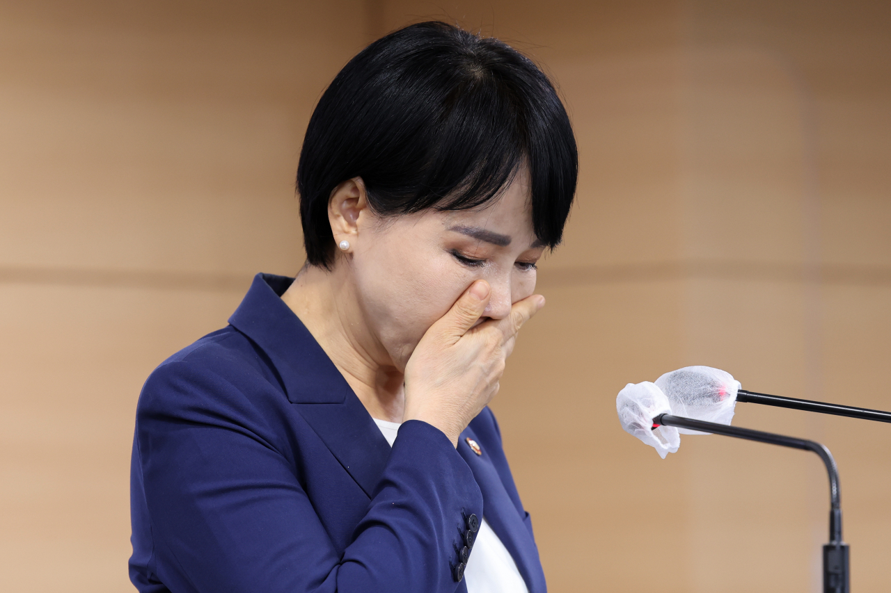 전현희 국민권익위원장이 8일 정부서울청사 브리핑실에서 감사원의 감사 재연장에 대한 입장 발표 중 눈물을 흘리고 있다. [연합]