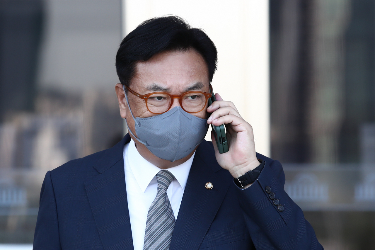 국민의힘 비상대책위원장직을 수락한 정진석 국회 부의장이 7일 오후 서울 여의도 국회 소통관에서 기자회견을 하기 전 전화 통화를 하고 있다. 연합뉴스