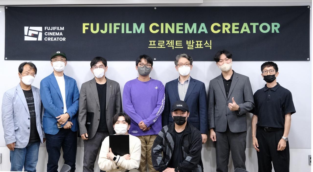 후지필름일렉트로닉이미징코리아는 8일 영상 전문가로 구성된 ‘후지필름 시네마 크리에이터’ 3팀을 발표했다. 임훈 후지필름코리아 사장(오른쪽에서 세번째)과 크리에이터들이 기념 촬영을 진행하고 있다. [후지필름일렉트로닉이미징코리아 제공]