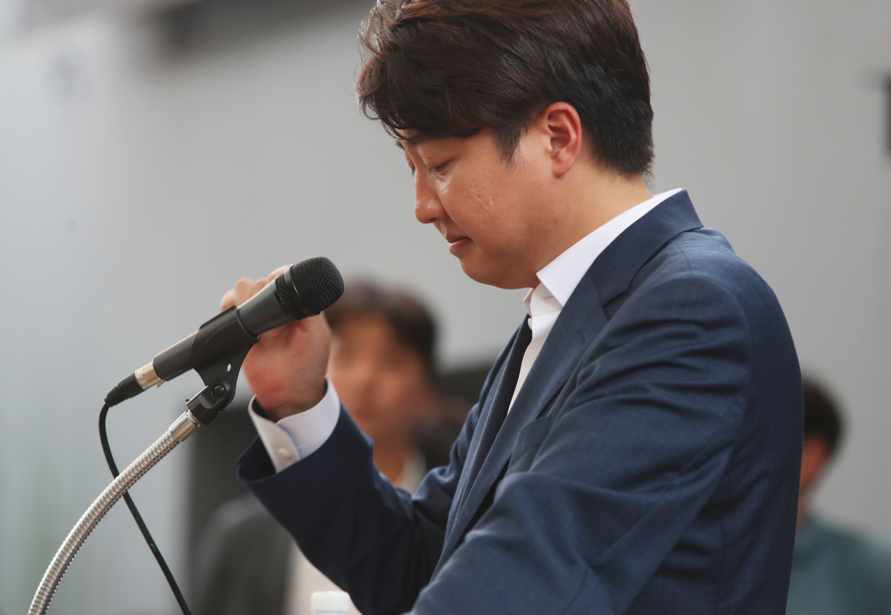 Lee Jun-seok, People Power Party’s suspended former chair, speaks to his supporters at a plaza in Daegu on Sunday. (Yonhap)