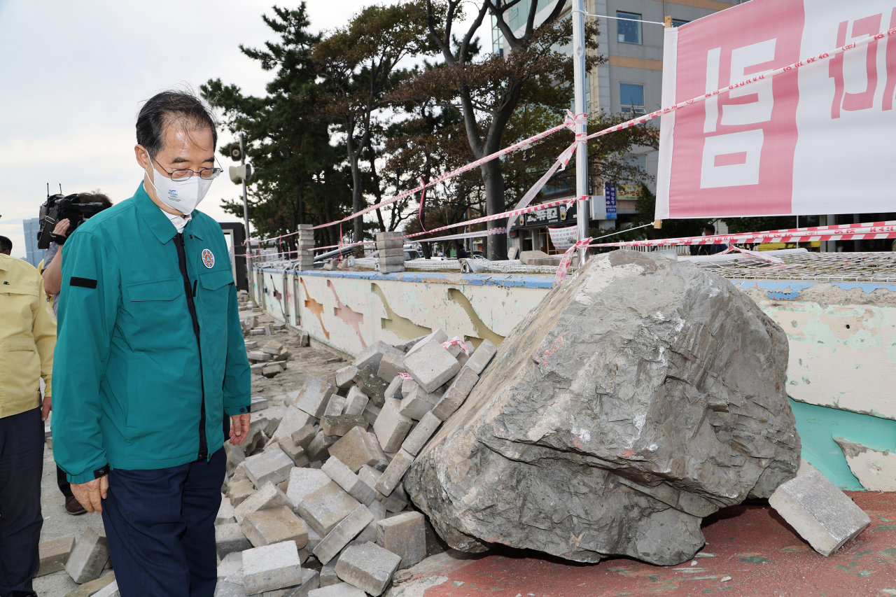 한덕수 국무총리가 8일 부산시 수영구 민락 수변공원 태풍피해 현장을 방문해 둘러보고 있다.[연합]