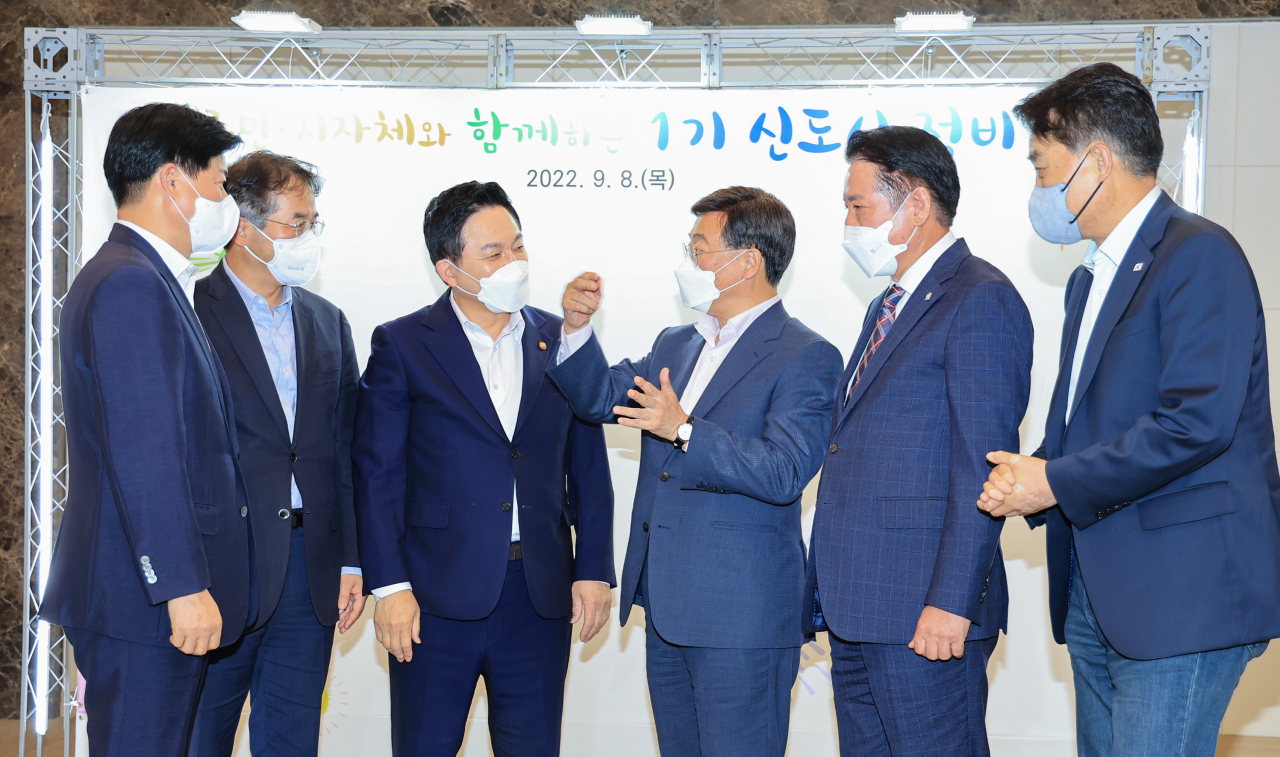 원희룡 국토교통부 장관(왼쪽 세 번째)이 지난 8일 정부서울청사에서 열린 1기 신도시 관련 지방자치단체장 간담회에서 참석자들과 기념촬영을 마친 뒤 담소를 나누고 있다. [연합]