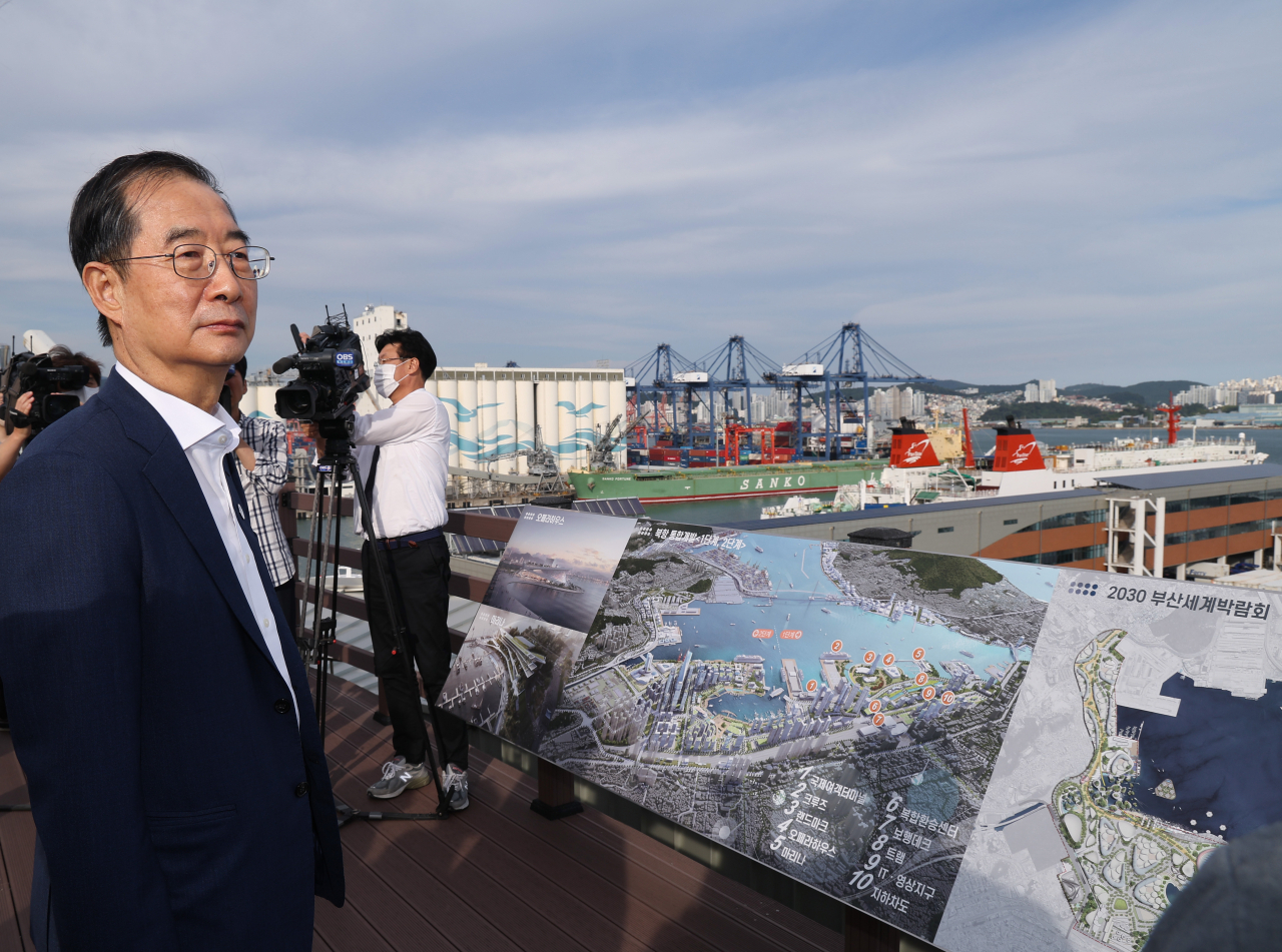 한덕수 국무총리가 8일 부산시 동구 부산항국제전시컨벤션센터를 방문해 '2030 부산세계박람회(엑스포)' 준비상황을 보고 받은 후 예정 부지를 둘러보고 있다.[연합]