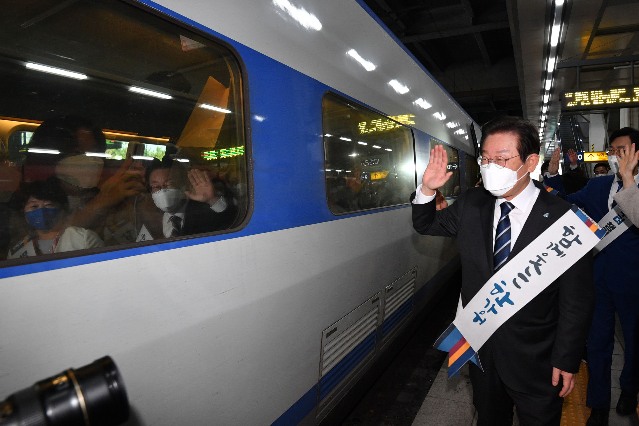 Democratic Party of Korea chair Rep. Lee Jae-myung waves at supporters at Yongsan station in central Seoul on Thursday. (Yonhap)
