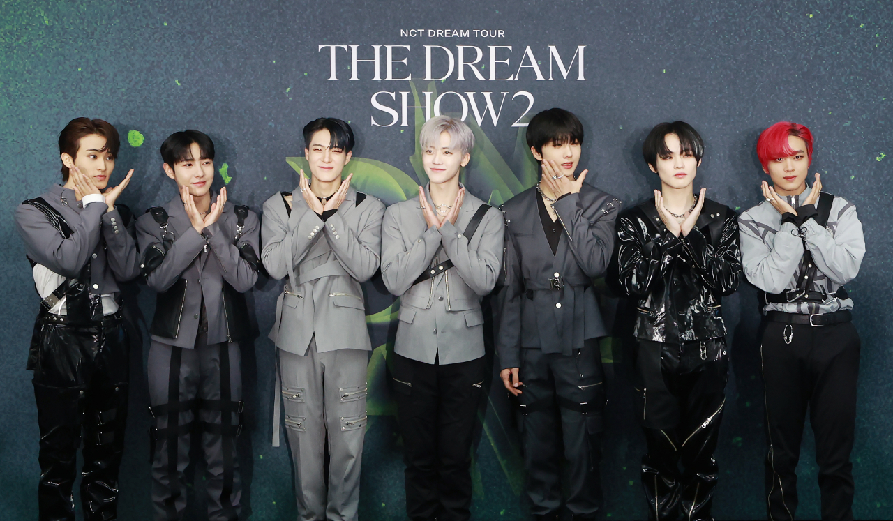 그룹 엔시티 드림(NCT DREAM)이 8일 오후 서울 송파구 잠실올림픽주경기장에서 열린 두 번째 단독 콘서트 '더 드림쇼2 - 인 어 드림(THE DREAM SHOW2 - IN A DREAM)' 기자회견에서 포즈를 취하고 있다. [연합]