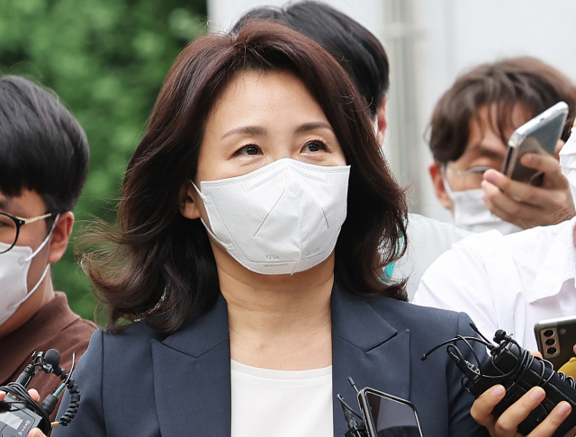 이재명 더불어민주당 의원 배우자 김혜경 씨가 '법인카드 유용 의혹' 관련 조사를 받기 위해 지난달 23일 오후 경기도 수원시 경기남부경찰청으로 출석하고 있다. [연합]