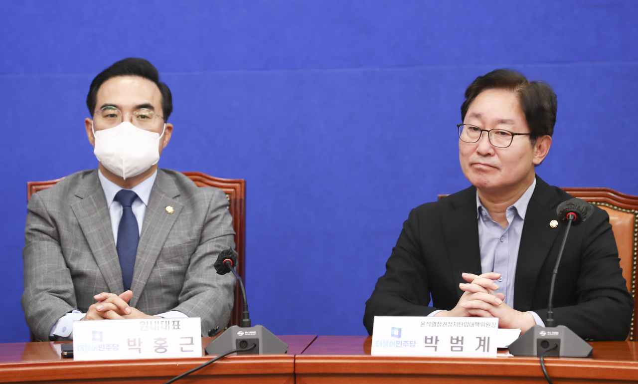 더불어민주당 박홍근 원내대표와 박범계 윤석열 정권 정치탄압대책위원장이 8일 국회 당대표 회의실에서 열린 긴급최고위원회의에서 무거운 표정으로 자리를 지키고 있다. [연합]