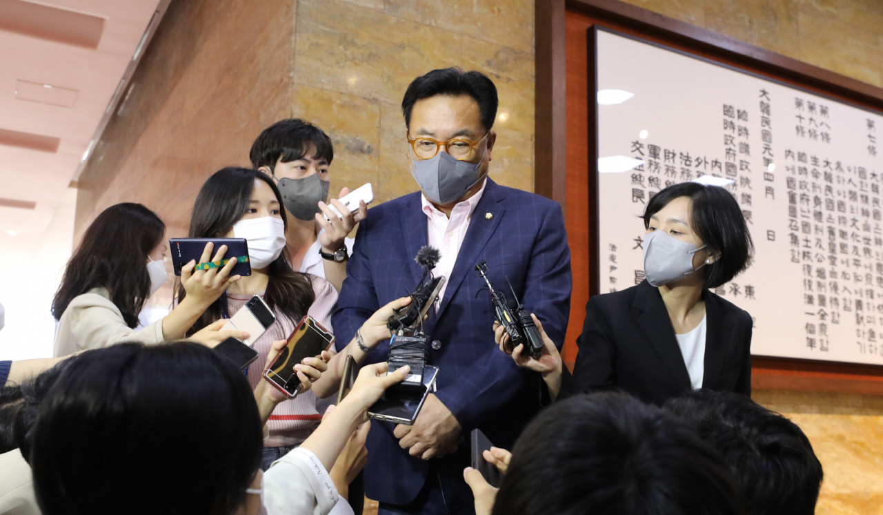 국민의힘 비상대책위원장에 내정된 정진석 국회부의장이 8일 국회로 출근해 기자들의 질문에 답하고 있다. [국회사진기자단]