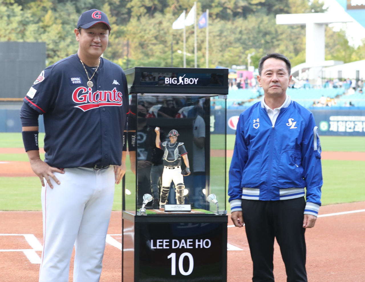 8일 오후 대구 삼성라이온즈파크에서 열린 이대호 은퇴 투어에서 삼성 구단이 준비한 기념 선물을 선보이고 있다. [연합]