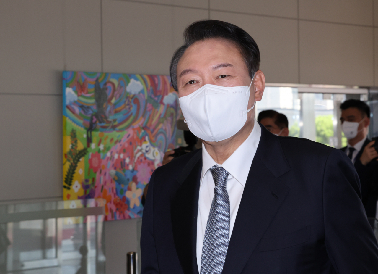 윤석열 대통령이 8일 오전 서울 용산 대통령실 청사로 출근, 기자들과 질의응답을 하고 있다. [연합]