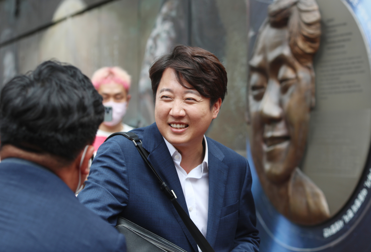 국민의힘 이준석 전 대표가 4일 오후 대구 중구 김광석 거리를 찾아 당원·시민들과 인사하고 있다. 이 전 대표는 기자회견 방식으로 지역 당원들과 시민들을 만났다. [연합]