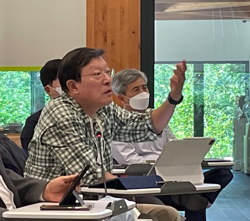허태수 GS그룹 회장이 지난 7일 열린 신사업 전략 보고회에서 질문을 하고 있다. [GS 제공]