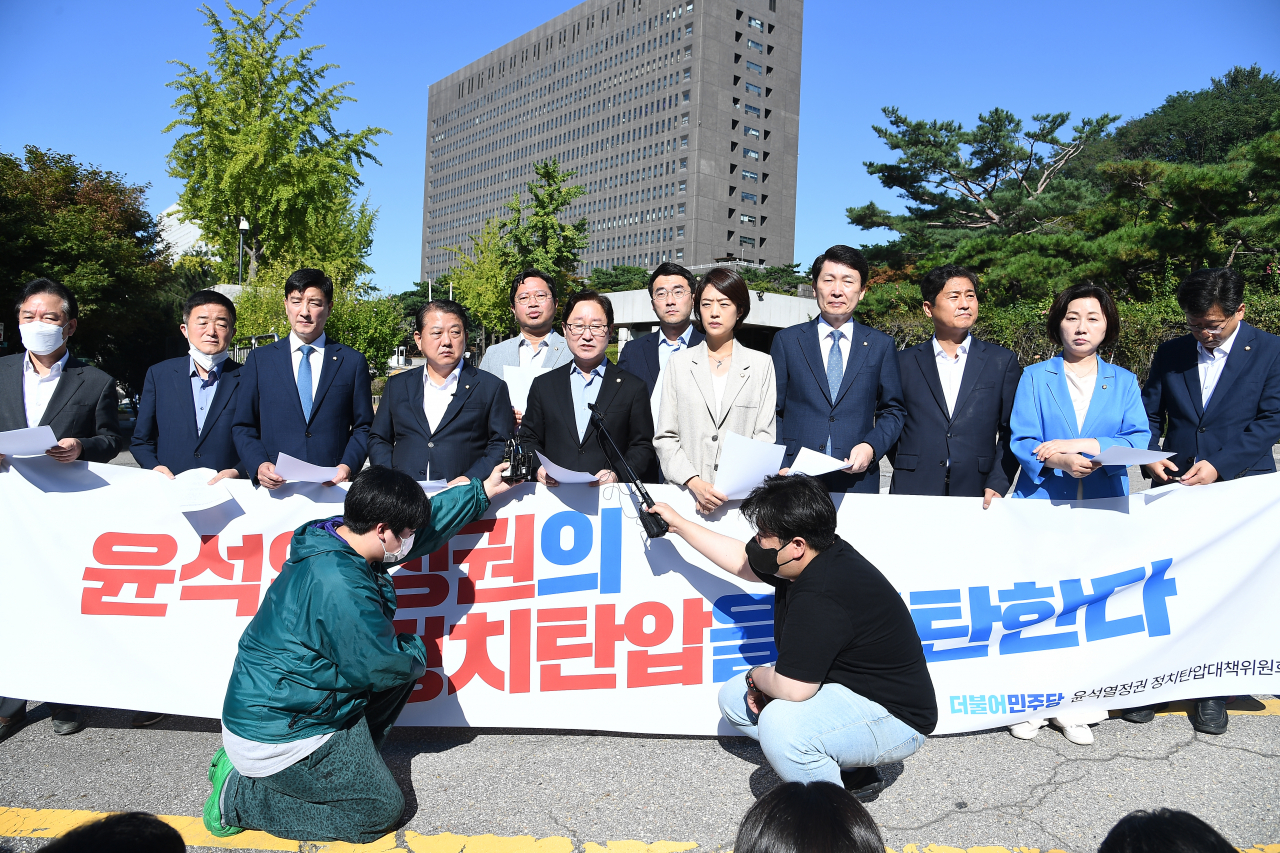 더불어민주당 윤석열 정권 정치탄압대책위원회 박범계 위원장과 의원들이 8일 오전 야당 인사 및 전 정부 인사에 대한 정치탄압·부당 편파수사와 김건희 여사에 대한 면죄부성 수사에 대해 항의하기 위해 8일 서울 서초구 서울중앙지방검찰청을 방문, 취재진에게 입장을 발표하고 있다. [연합]