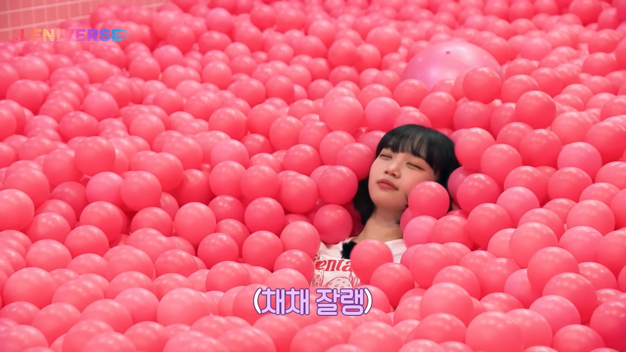 A screenshot shows singer Chae-won of girl group Le Sserafim at Color Pool Museum. (Le Sserafim‘s YouTube)