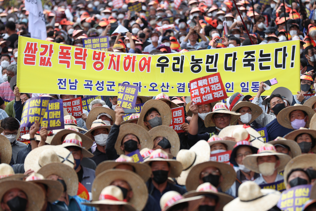 한국후계농업경영인중앙연합회·한국농촌지도자중앙연합회 등 농민 단체 회원들이 농업 생산비 보전 및 구곡 추가 시장격리, 신곡 선제 시장격리를 촉구하고 있다. 연합뉴스