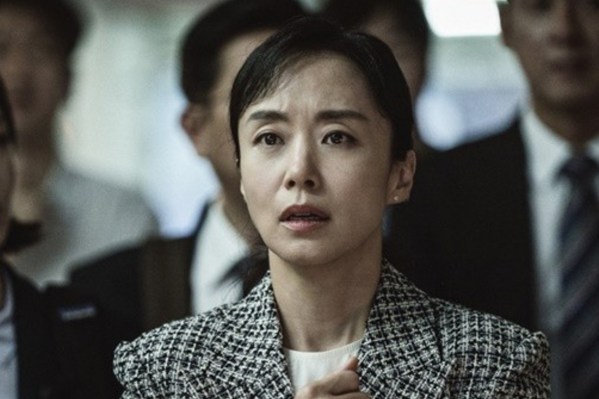 동영상 스트리밍 서비스(OTT) ‘쿠팡플레이’가 수백억원을 투자하며 최신 영화 독점 공개에 나섰다. 사진은 이번에 쿠팡플레이에서 단독 공개된 영화 ‘비상선언’ 속 배우 전도연 [비상선언 스틸컷]