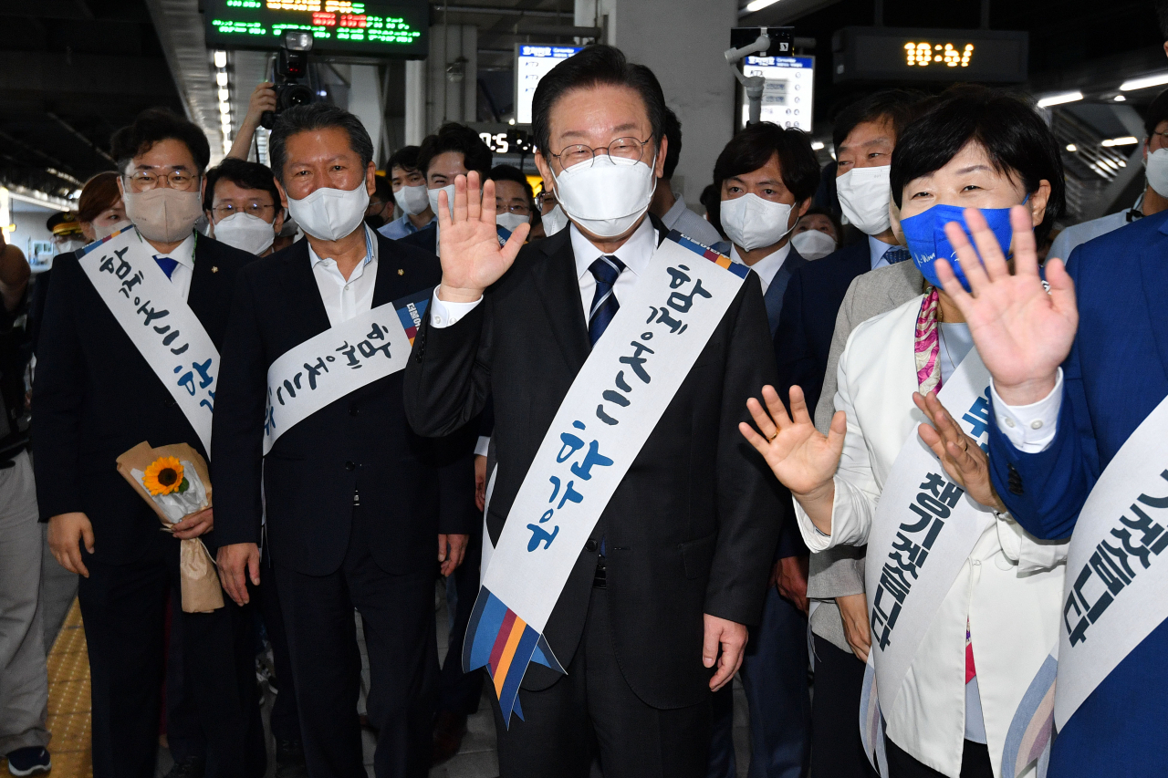 더불어민주당 이재명 대표 등 지도부가 8일 오전 추석 명절을 앞두고 서울 용산구 용산역을 찾아 귀성객들에게 인사하고 있다. [연합]