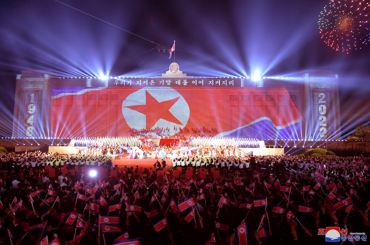 북한 정권수립 74주년(9·9절)을 맞이해 지난 8일 평양 만수대기슭에서 경축행사가 진행됐다고 조선중앙통신이 9일 보도했다. [조선중앙통신, 연합]