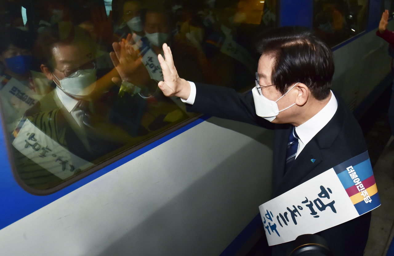 이재명 더불어민주당 대표가 지난 8일 오전 추석 명절을 앞두고 서울 용산구 용산역을 찾아 귀성객들에게 인사하고 있다. [연합]