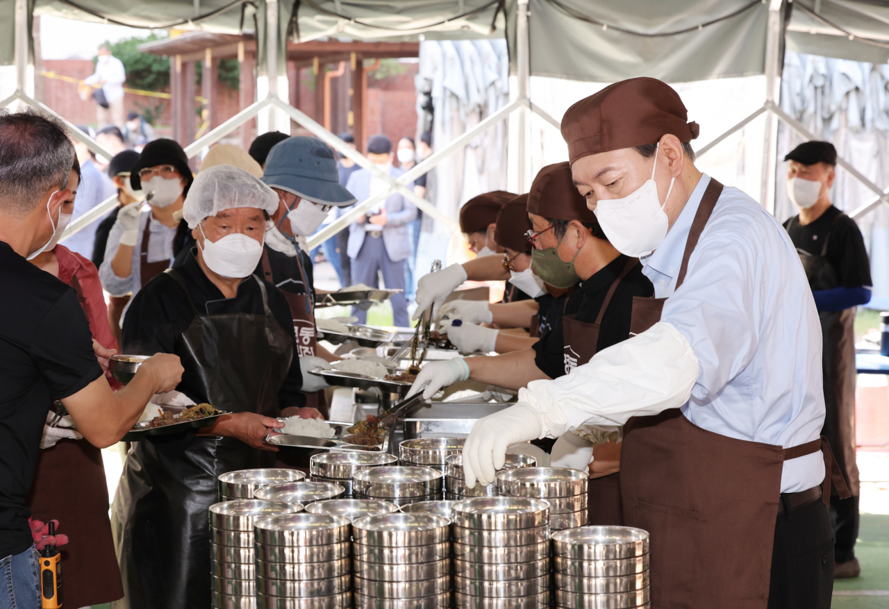 윤석열 대통령이 2022년 9월 9일 서울 중구 명동성당 내 무료급식소인 명동밥집에서 배식 봉사를 하던 모습. [연합]