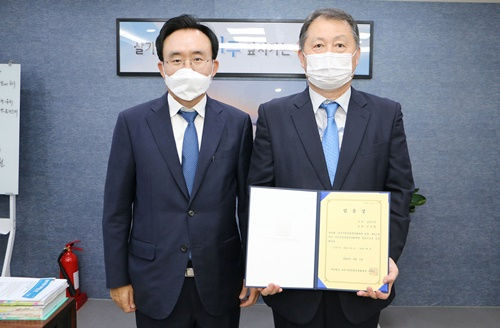 윤병태 나주시장(왼쪽)과 임경렬 신임 한국천연염색박물관장.