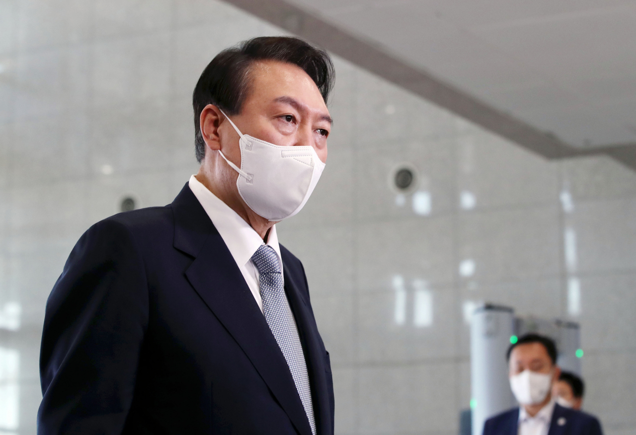 윤석열 대통령이 8일 서울 용산 대통령실 청사로 출근, 취재진의 질문에 답하고 있다. [연합]