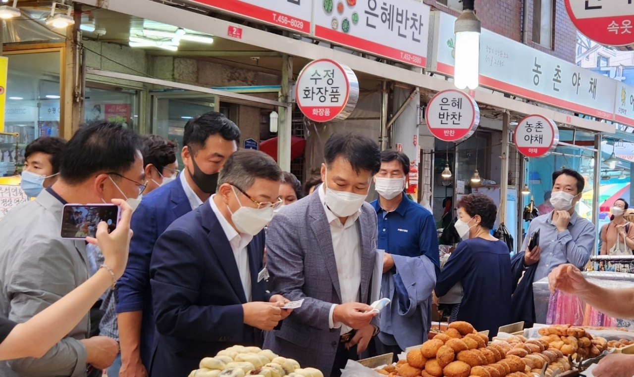김경호 광진구청장이 8일 자양전통시장의 한 제과점을 방문해 상인을 격려하고 있다. 이영기 기자.