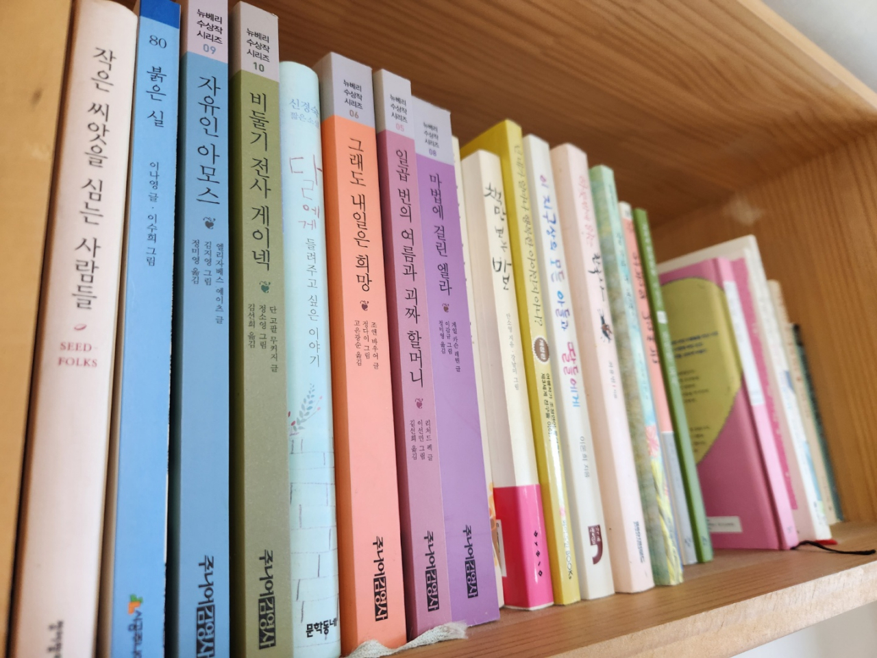 영락보린원 생활관의 책장에 '그래도 내일은 희망'이라는 제목의 책이 꽂혀있다. 이영기 기자.