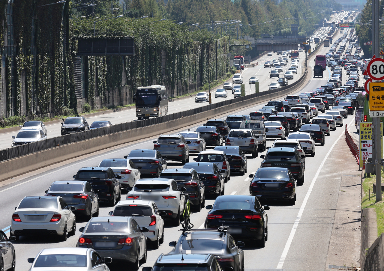 Heavy traffic clogs the southbound lanes of a highway in southern Seoul on Friday. (Yonhap)