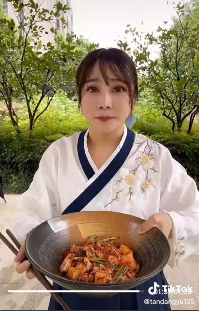 한복을 입고 김치를 만드는 영상을 올린 중국인 인플루언서. [틱톡 캡쳐]