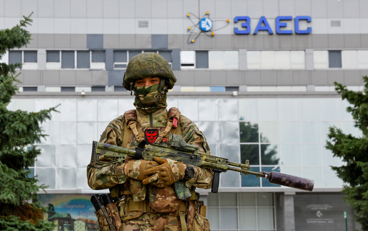 지난 1일(현지시간) 국제원자력기구(IAEA) 사찰단이 방문 중인 우크라이나 자포리자 원자력발전소 앞에서 러시아군이 경비를 서고 있다. [연합]