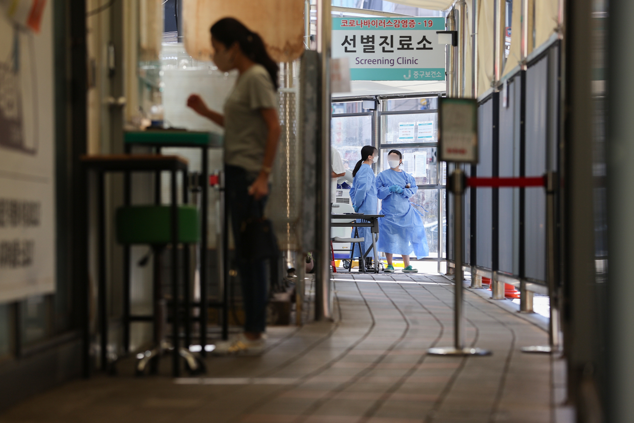 지난 1일 오전 서울 중구보건소에 마련된 선별진료소가 대기자 없이 한산하다. [연합]
