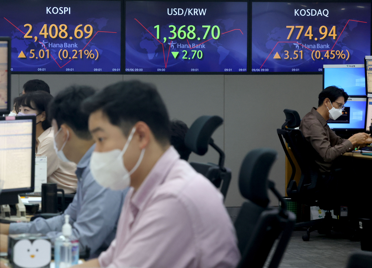 지난 6일 오전 서울 중구 하나은행 본점 딜링룸에서 딜러들이 업무를 보고 있다. [연합]