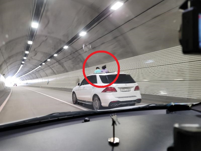달리는 차량 위로 어린아이 2명이 몸을 내밀고 있는 사진이 지난 10일 온라인 커뮤니티에 올라왔다. [온라인 커뮤니티]