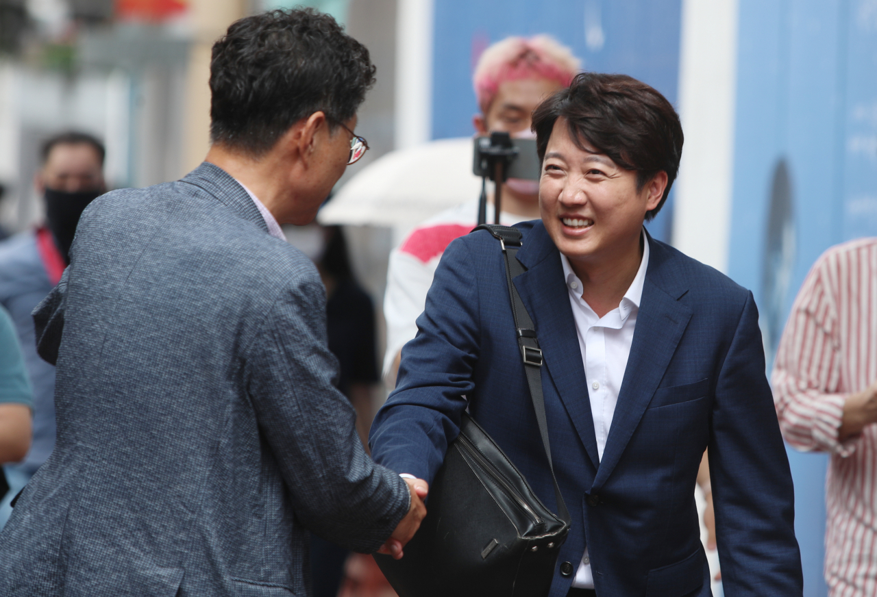 국민의힘 이준석 전 대표가 4일 오후 대구 중구 김광석 거리를 찾아 당원·시민들과 인사하고 있다. [연합]