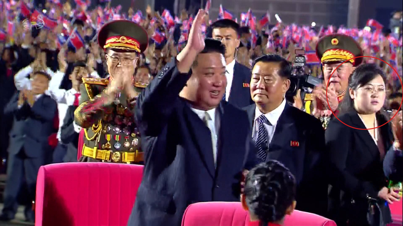 최근 김정은 북한 국무위원장의 공개활동에서 의전을 담당하는 새로운 수행원의 얼굴(빨간 동그라미)이 조선중앙TV에 포착됐다. [연합]