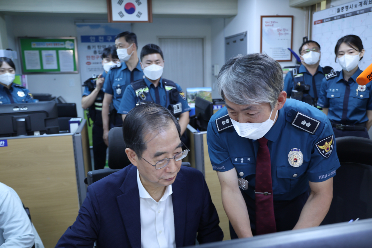 한덕수 국무총리가 추석 연휴 첫 날인 9일 서울 영등포경찰서 대림지구대를 방문해 무전으로 근무 중인 경찰을 격려하고 있다. [연합]