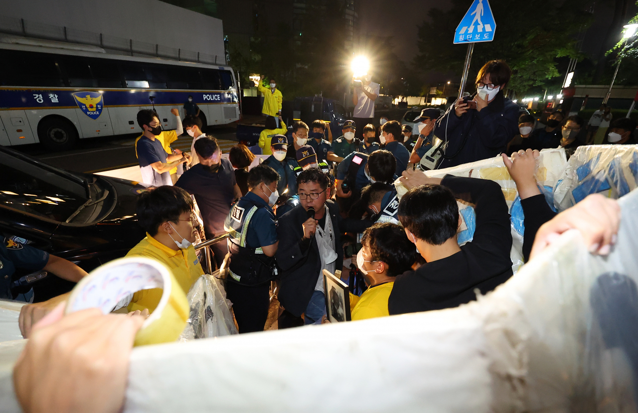 A group of conservative activists and an anti-Japanese group opposing wartime sex slaves clash at a rally held near the Statue of Peace in central Seoul on Monday. (Yonhap)