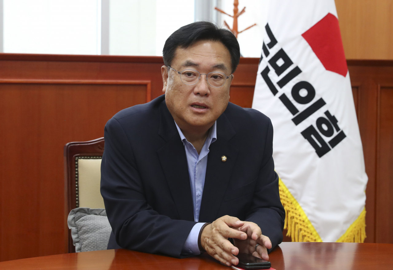 정진석 국민의힘 비상대책위원장이 12일 오후 국회에서 열린 비공개 주요 당직자 회의에 앞서 참석자들과 대화하고 있다. [연합]
