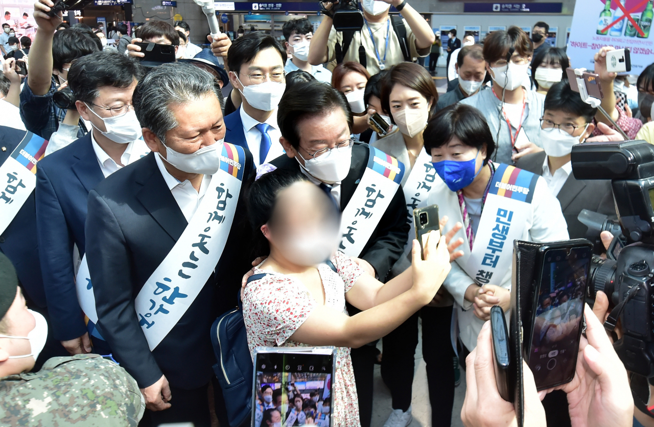 이재명 더불어민주당 대표 등 지도부가 8일 오전 추석 명절을 앞두고 서울 용산구 용산역을 찾아 귀성객들에게 인사하며 사진을 찍고 있다. [연합]