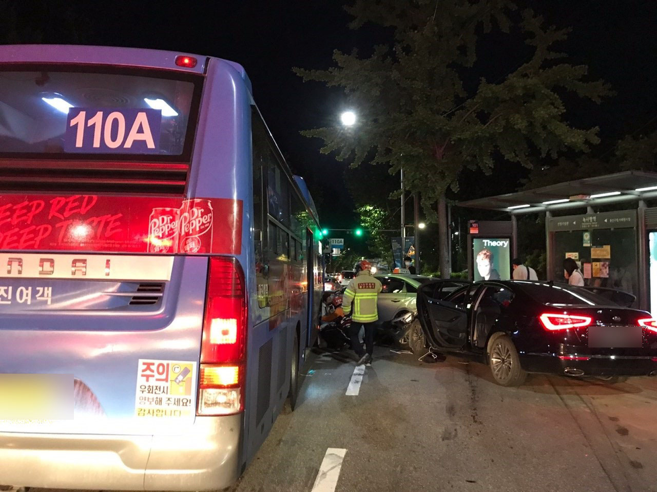 3일 오전 4시 55분께 서울 용산구 용산동4가 녹사평역에서 삼각지 고가 방면으로 주행하던 음주운전 승용차가 도로변에 있던 행인 3명을 치고 정차한 택시를 들이받았다. [연합]