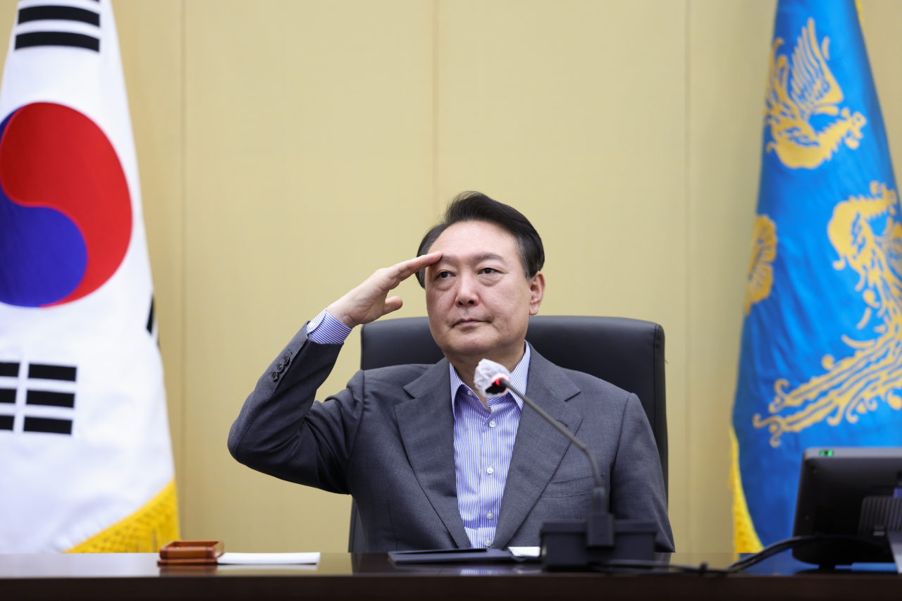 윤석열 대통령이 추석인 10일 서울 용산 대통령실 청사에서 해외파병 근무 중인 한빛부대(남수단), 동명부대(레바논), 청해부대(오만), 아크부대(아랍에미리트) 장병들과 화상통화에 앞서 장병들의 거수경례에 답하고 있다. [연합]