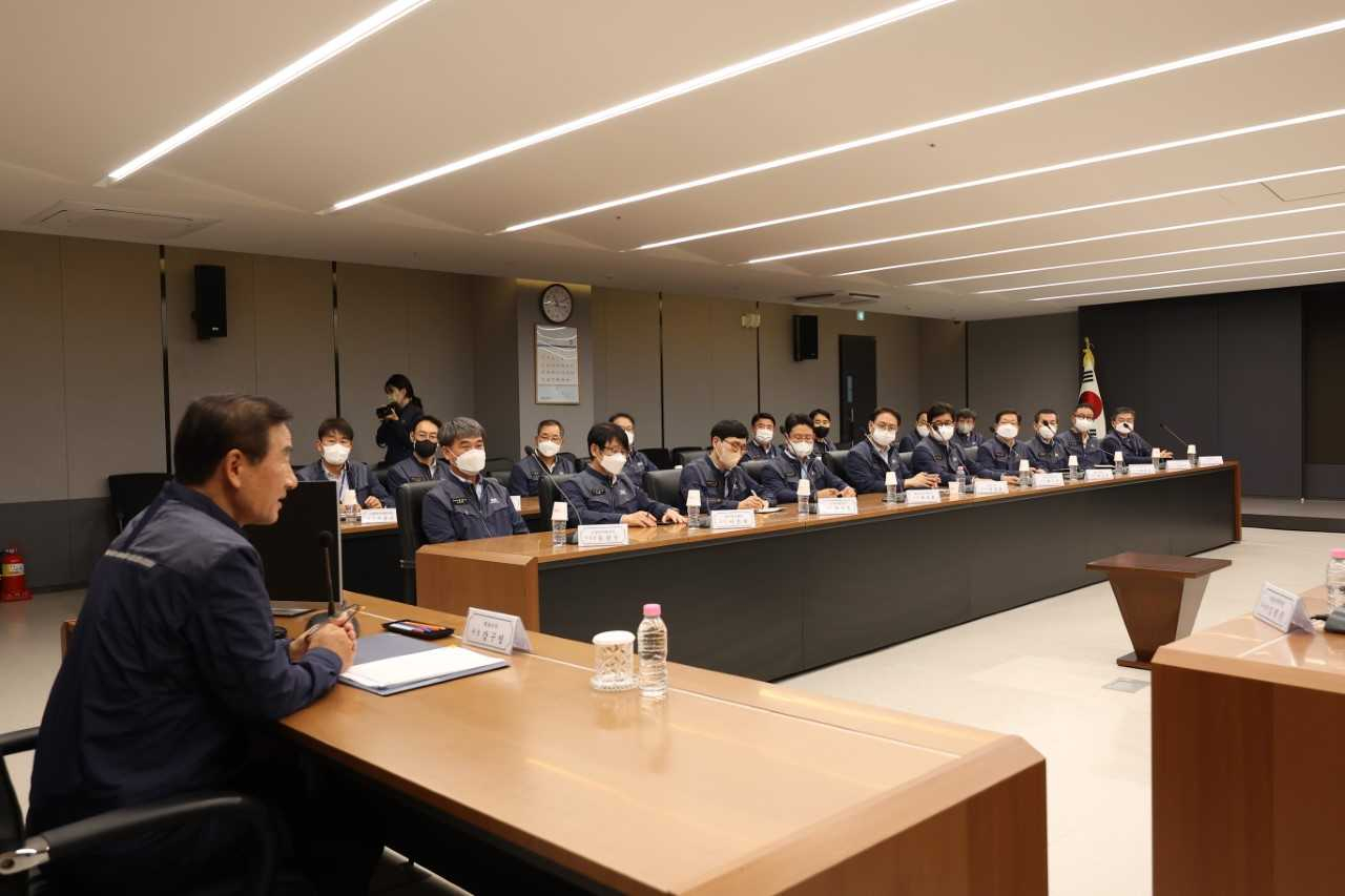 강구영 KAI 신임사장이 지난 8일 임원 해임과 조직개편을 단행한 가운데 KF-21 보라매 개발 차질을 우려하는 목소리가 나온다. KAI는 시스템에 의한 개발로 개개인에게 의존하는 형태가 아니기 때문에 전혀 문제가 없다는 입장이다. 강 사장이 취임 뒤 임직원 상견례를 갖는 모습. [KAI 제공]