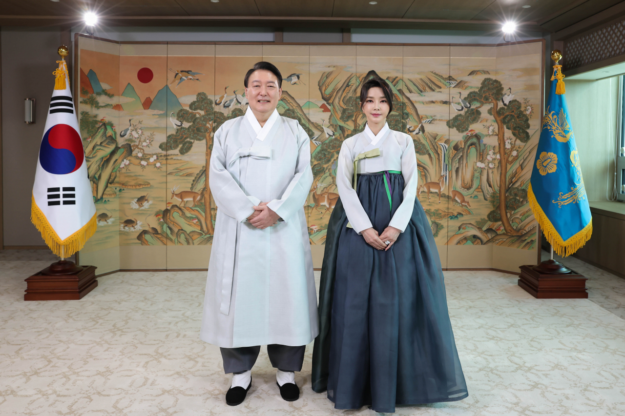 윤석열 대통령과 부인 김건희 여사가 영상으로 추석 인사를 전하고 있다. [연합]
