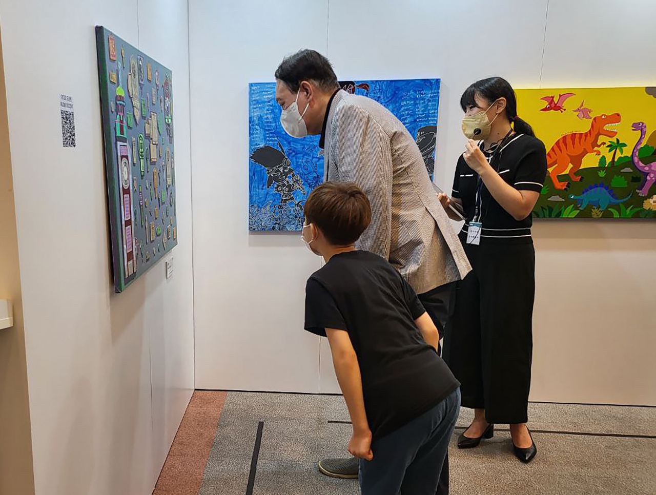 윤석열 대통령이 12일 오후 서울 청와대 춘추관에서 열리고 있는 장애예술인 특별전 '국민 속으로 어울림 속으로'를 찾아 작품들을 관람하고 있다. [대통령실 제공]