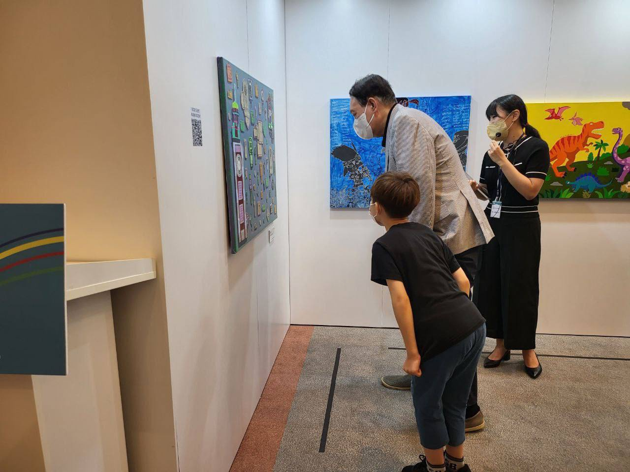윤석열 대통령이 장애예술인 특별전 ‘국민 속으로 어울림 속으로’를 관람하고 있다. 대통령실 제공