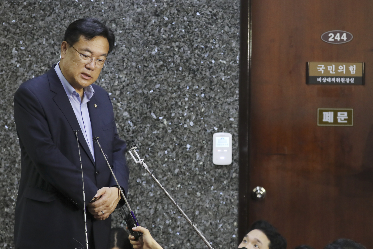 국민의힘 정진석 비상대책위원장이 12일 오후 국회에서 주요 당직자 회의를 마친 뒤 기자들의 질문에 답하고 있다. [연합]