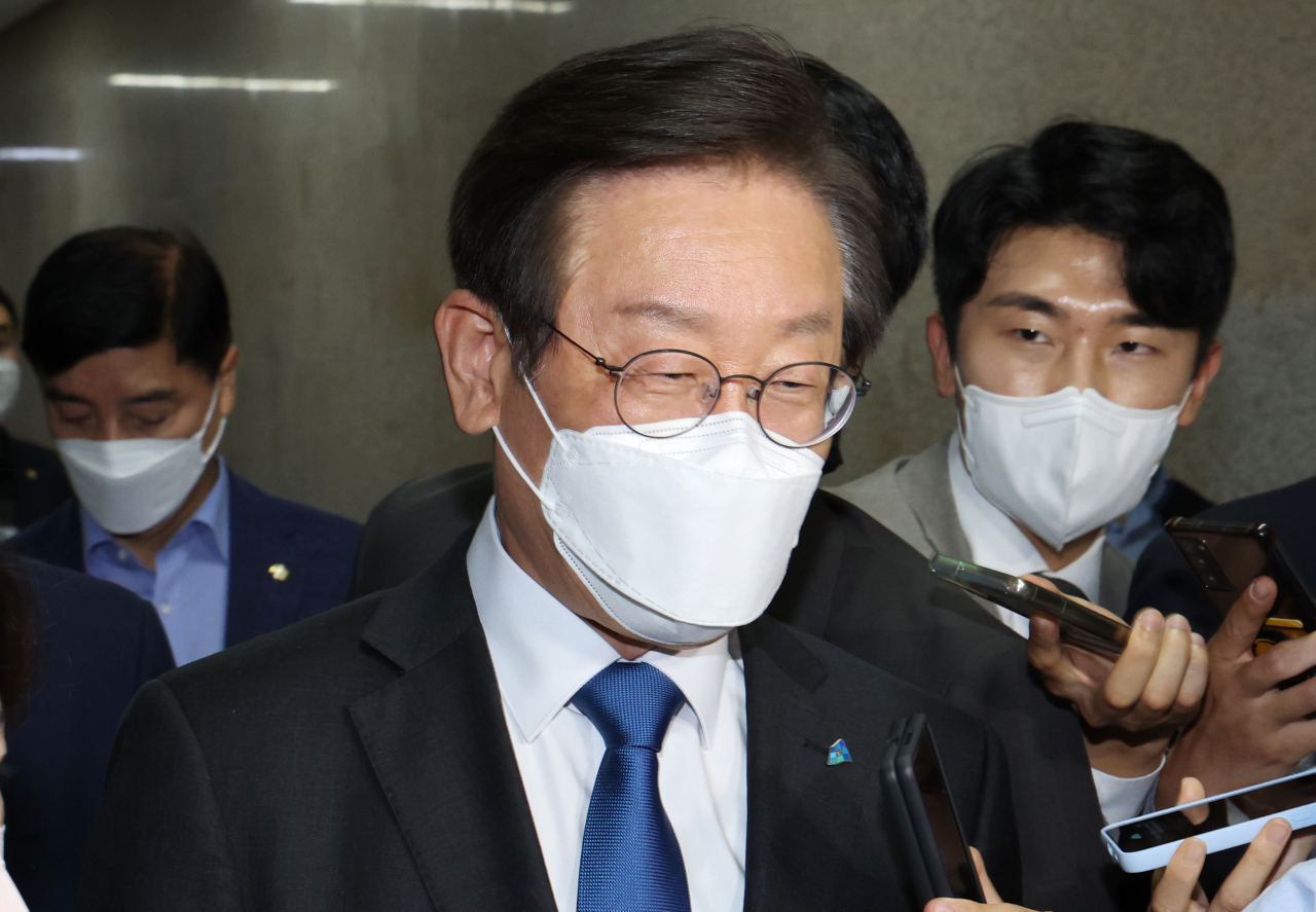이재명 더불어민주당 이재명 대표(가운데)가 12일 오후 국회 당대표실에서 비공개회의를 마친 뒤 이동하며 취재진의 질문을 받고 있다. [연합]
