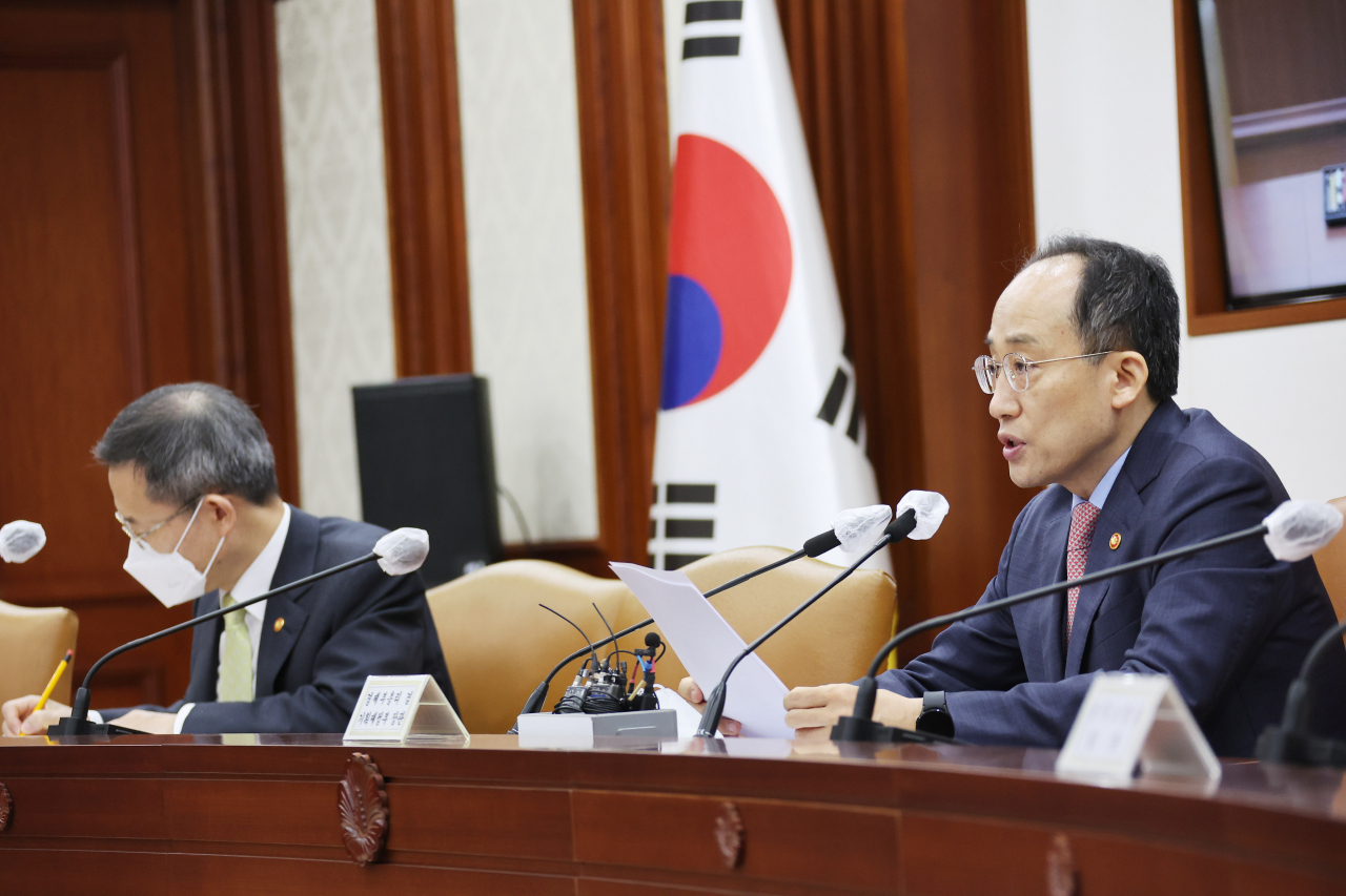 추경호 경제부총리 겸 기획재정부 장관이 13일 정부서울청사에서 열린 비상경제장관회의에서 발언하고 있다. 추 부총리는 “명확한 예비타당성조사 제도의 면제요건을 구체화하고 최대한 엄격하게 적용하여 예타 면제를 최소화하는 동시에 예타 면제가 된 사업도 ‘사업계획 적정성 검토’를 확대 실시하여 면제 이후 사업관리도 강화하겠다”고 강조했다. [연합]